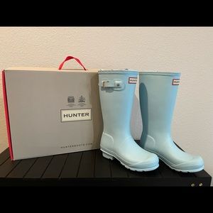 Kids size (2 boys/3 girls) Hunter rain boots.